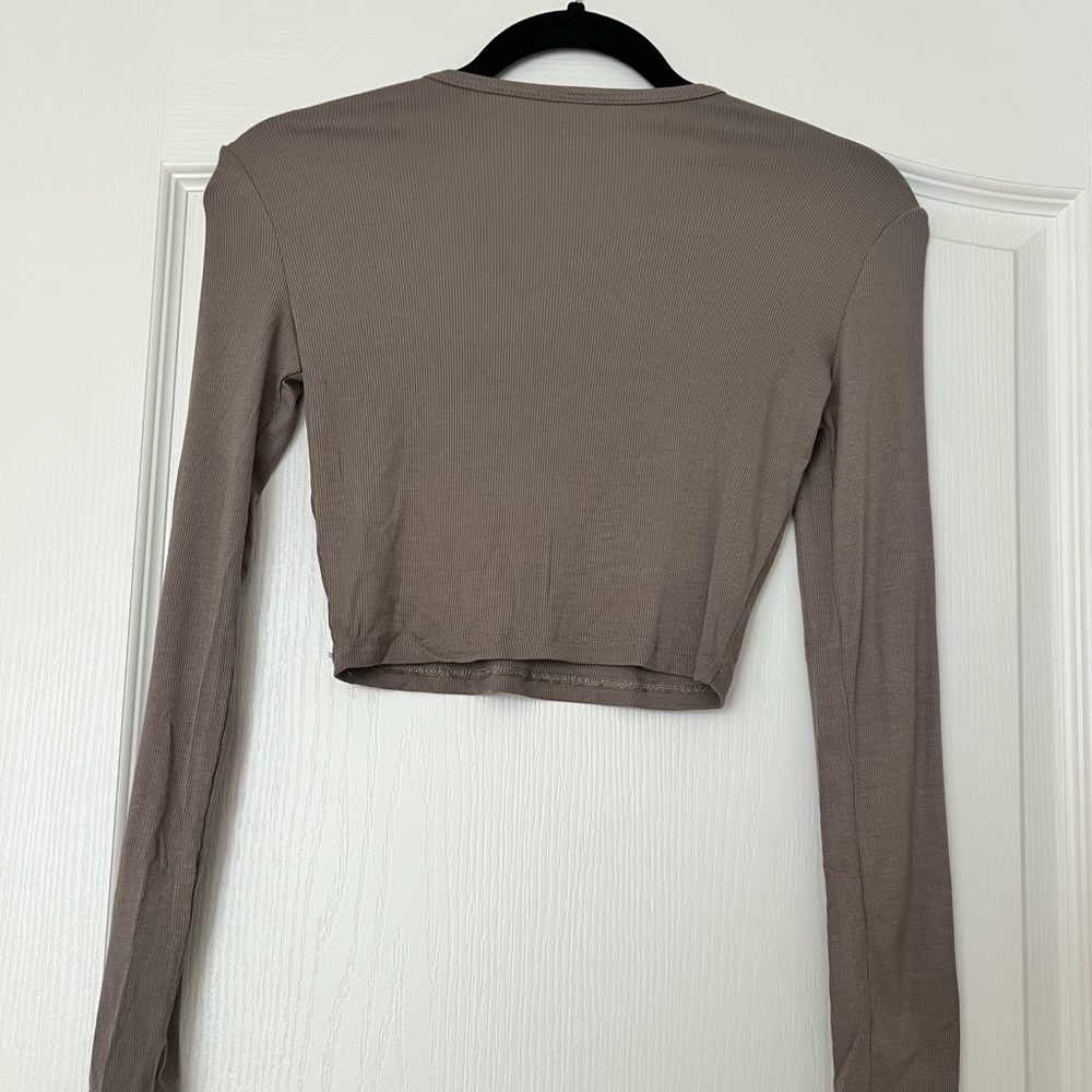 COPY - Aritzia Sunday Best Bliss Cropped Longsleeve - Picture 6 of 6